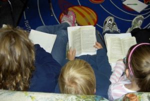 Kinder lesen Buch