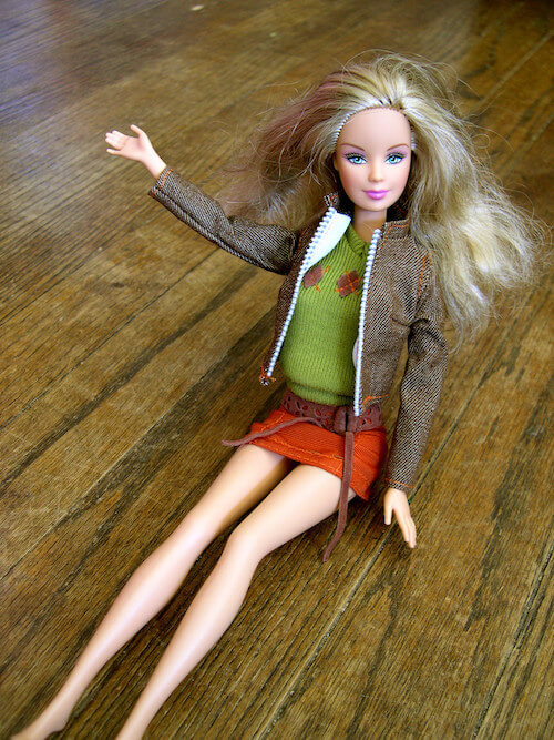 Barbie auf dem Fußboden