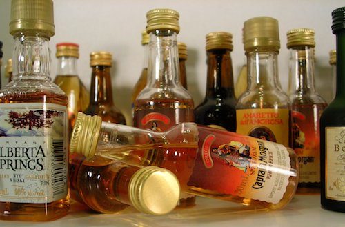 Verschiedene kleine Flaschen Whiskey